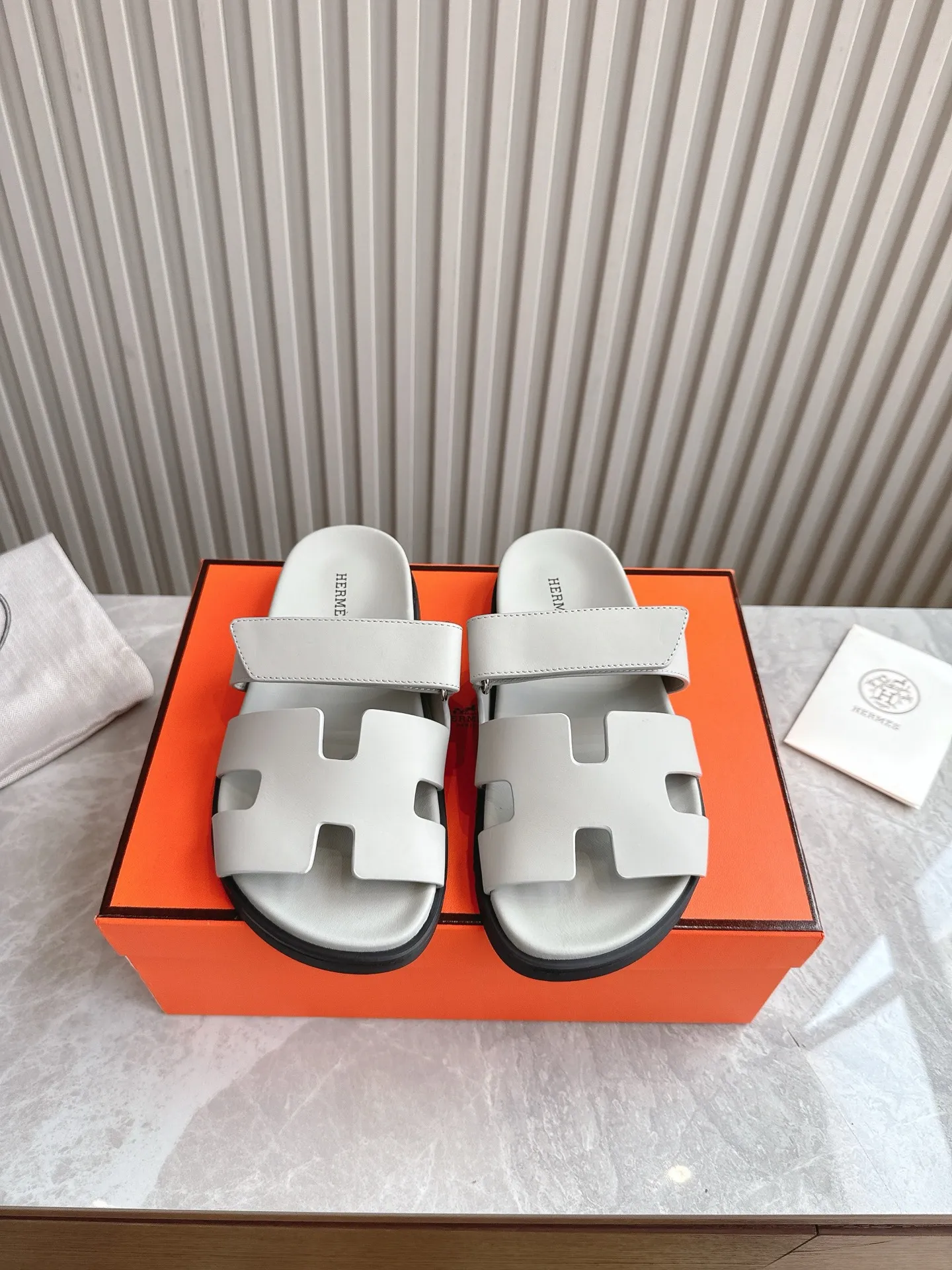 p480🐮🐮Couple model (top version) H family 2024 spring and summer new style HERMES Hermes' recently popular couple model pig nose angle sandals and slippers, paired with various colorful socks, popular. Upper: imported original deerskin (the genuine leather edging is not ordinary super migration). Lining: imported genuine leather. Outsole: Tpu non-slip and wear-resistant outsole. Size: Female 35-42 (40/42 non-returnable and non-exchangeable) Male size: 39-45 (45 non-refundable and non-exchangeable)